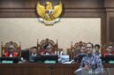 Menteri Pendidikan, Kebudayaan, Riset, dan Teknologi periode 2019–2024, Nadiem Anwar Makarim, membacakan nota pembelaan. (Jennus)