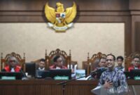 Menteri Pendidikan, Kebudayaan, Riset, dan Teknologi periode 2019–2024, Nadiem Anwar Makarim, membacakan nota pembelaan. (Jennus)
