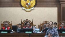 Menteri Pendidikan, Kebudayaan, Riset, dan Teknologi periode 2019–2024, Nadiem Anwar Makarim, membacakan nota pembelaan. (Jennus)