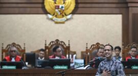 Menteri Pendidikan, Kebudayaan, Riset, dan Teknologi periode 2019–2024, Nadiem Anwar Makarim, membacakan nota pembelaan. (Jennus)