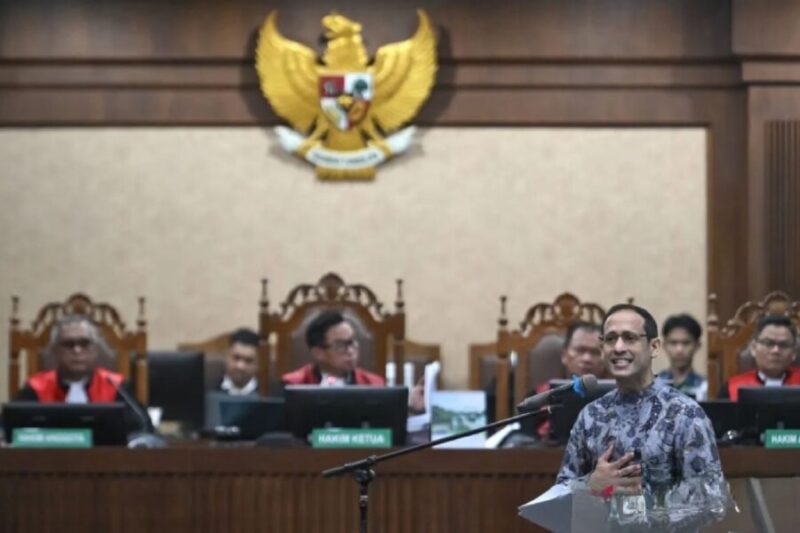 Menteri Pendidikan, Kebudayaan, Riset, dan Teknologi periode 2019–2024, Nadiem Anwar Makarim, membacakan nota pembelaan. (Jennus)