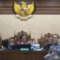 Menteri Pendidikan, Kebudayaan, Riset, dan Teknologi periode 2019–2024, Nadiem Anwar Makarim, membacakan nota pembelaan. (Jennus)