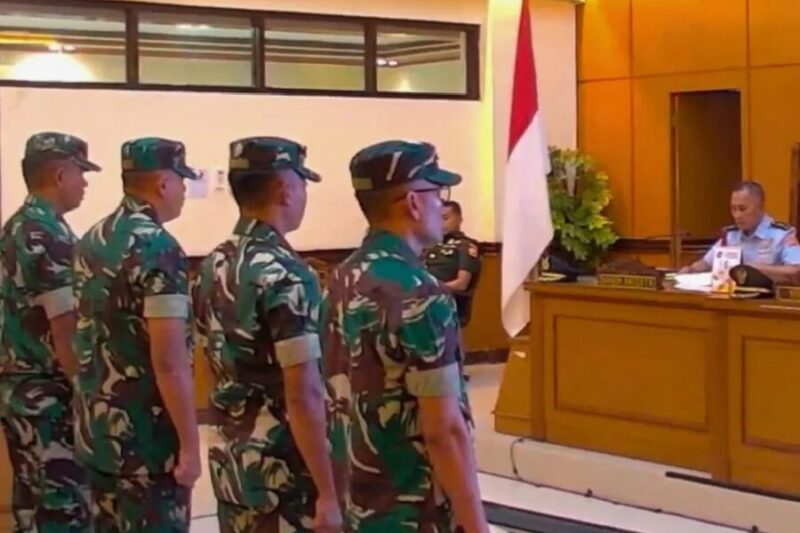 Tentara empat prajurid TNI mengikuti pembacaan vonis oleh majelis hakim. (Jennus)