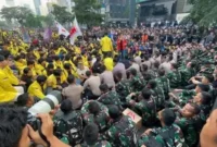 Aksi demo mahasiswa dalam barikade aparat gabungan di Jakarta, Jumat (12/6/2026). (Jennus)