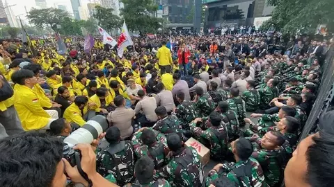 Aksi demo mahasiswa dalam barikade aparat gabungan di Jakarta, Jumat (12/6/2026). (Jennus)