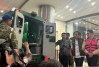 Komisaris PT Yasa Artha Trimanunggal Andrew Mulyono (AM) digiring tim Jampidsus menuju mobil tahanan setelah ditetapkan sebagai tersangka kelima kasus dugaan korupsi Program Makan Bergizi Gratis (MBG). (Jennus)
