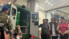 Komisaris PT Yasa Artha Trimanunggal Andrew Mulyono (AM) digiring tim Jampidsus menuju mobil tahanan setelah ditetapkan sebagai tersangka kelima kasus dugaan korupsi Program Makan Bergizi Gratis (MBG). (Jennus)