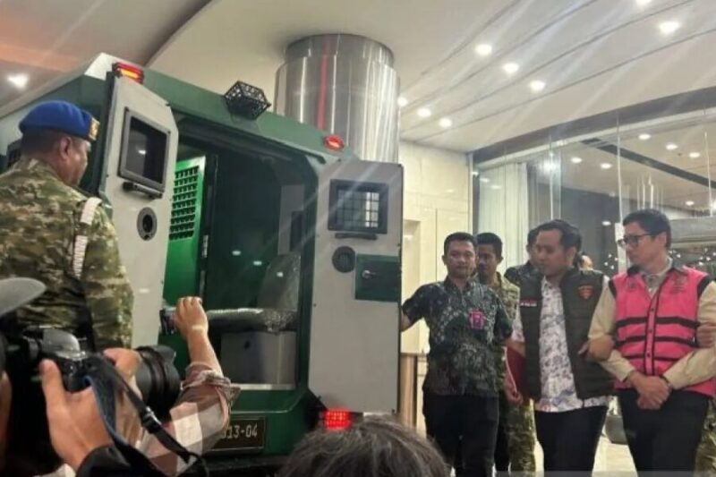 Komisaris PT Yasa Artha Trimanunggal Andrew Mulyono (AM) digiring tim Jampidsus menuju mobil tahanan setelah ditetapkan sebagai tersangka kelima kasus dugaan korupsi Program Makan Bergizi Gratis (MBG). (Jennus)