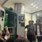 Komisaris PT Yasa Artha Trimanunggal Andrew Mulyono (AM) digiring tim Jampidsus menuju mobil tahanan setelah ditetapkan sebagai tersangka kelima kasus dugaan korupsi Program Makan Bergizi Gratis (MBG). (Jennus)