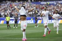 Pesepak bola Iran, Ramin Rezaeian (kiri), merayakan gol yang dicetaknya ke gawang Selandia Baru pada pertandingan Grup G Piala Dunia FIFA 2026 di Stadion Los Angeles, Los Angeles, Amerika Serikat, Senin (15/062026) waktu setempat. (Xinhua/Mao Siqian)