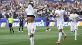 Pesepak bola Iran, Ramin Rezaeian (kiri), merayakan gol yang dicetaknya ke gawang Selandia Baru pada pertandingan Grup G Piala Dunia FIFA 2026 di Stadion Los Angeles, Los Angeles, Amerika Serikat, Senin (15/062026) waktu setempat. (Xinhua/Mao Siqian)