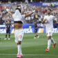 Pesepak bola Iran, Ramin Rezaeian (kiri), merayakan gol yang dicetaknya ke gawang Selandia Baru pada pertandingan Grup G Piala Dunia FIFA 2026 di Stadion Los Angeles, Los Angeles, Amerika Serikat, Senin (15/062026) waktu setempat. (Xinhua/Mao Siqian)