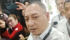 Kuasa hukum Sony Sonjaya, Krisna Murti, memberikan keyerangan usai mendampingi kliennya menjalani pemeriksaan sebagai tersangka oleh penyidik Jaksa Agung di Jakarta, Kamis (18/6/2026). (Antara Foto)