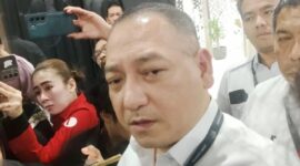 Kuasa hukum Sony Sonjaya, Krisna Murti, memberikan keyerangan usai mendampingi kliennya menjalani pemeriksaan sebagai tersangka oleh penyidik Jaksa Agung di Jakarta, Kamis (18/6/2026). (Antara Foto)