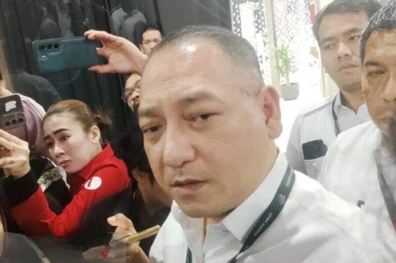 Kuasa hukum Sony Sonjaya, Krisna Murti, memberikan keyerangan usai mendampingi kliennya menjalani pemeriksaan sebagai tersangka oleh penyidik Jaksa Agung di Jakarta, Kamis (18/6/2026). (Antara Foto)