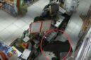 Tangkapan layar video yang diunggah di media sosial Instagram melalui akun @bekasi.kita yang memperlihatkan detik-detik perampokan yang terjadi di sebuah minimarket di Jalan Surya Raya, Jaka Setia, Bekasi Selatan, Kota Bekasi. (Polda Metro)