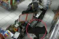 Tangkapan layar video yang diunggah di media sosial Instagram melalui akun @bekasi.kita yang memperlihatkan detik-detik perampokan yang terjadi di sebuah minimarket di Jalan Surya Raya, Jaka Setia, Bekasi Selatan, Kota Bekasi. (Polda Metro)