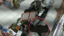 Tangkapan layar video yang diunggah di media sosial Instagram melalui akun @bekasi.kita yang memperlihatkan detik-detik perampokan yang terjadi di sebuah minimarket di Jalan Surya Raya, Jaka Setia, Bekasi Selatan, Kota Bekasi. (Polda Metro)