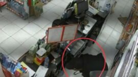 Tangkapan layar video yang diunggah di media sosial Instagram melalui akun @bekasi.kita yang memperlihatkan detik-detik perampokan yang terjadi di sebuah minimarket di Jalan Surya Raya, Jaka Setia, Bekasi Selatan, Kota Bekasi. (Polda Metro)