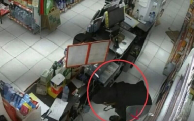 Tangkapan layar video yang diunggah di media sosial Instagram melalui akun @bekasi.kita yang memperlihatkan detik-detik perampokan yang terjadi di sebuah minimarket di Jalan Surya Raya, Jaka Setia, Bekasi Selatan, Kota Bekasi. (Polda Metro)