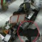 Tangkapan layar video yang diunggah di media sosial Instagram melalui akun @bekasi.kita yang memperlihatkan detik-detik perampokan yang terjadi di sebuah minimarket di Jalan Surya Raya, Jaka Setia, Bekasi Selatan, Kota Bekasi. (Polda Metro)