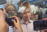 Wakil Presiden Gibran Rakabuming menjawab wartawan di sela kunjungan kerja di Kabupaten Asmat, Papua Selatan, Minggu (21/6/2026). (Jennus)