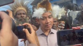 Wakil Presiden Gibran Rakabuming menjawab wartawan di sela kunjungan kerja di Kabupaten Asmat, Papua Selatan, Minggu (21/6/2026). (Jennus)
