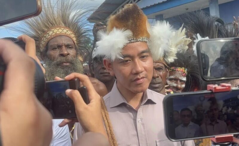 Wakil Presiden Gibran Rakabuming menjawab wartawan di sela kunjungan kerja di Kabupaten Asmat, Papua Selatan, Minggu (21/6/2026). (Jennus)