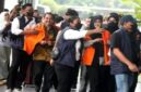 Roy Suryo tertawa riang setelah bersama dokter Tifa mendapat penangguhan penahanan dari Kejari Jakarta Selatan, Senin (22/6/2026). (Jennus)