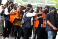 Roy Suryo tertawa riang setelah bersama dokter Tifa mendapat penangguhan penahanan dari Kejari Jakarta Selatan, Senin (22/6/2026). (Jennus)