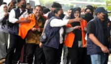 Roy Suryo tertawa riang setelah bersama dokter Tifa mendapat penangguhan penahanan dari Kejari Jakarta Selatan, Senin (22/6/2026). (Jennus)