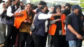Roy Suryo tertawa riang setelah bersama dokter Tifa mendapat penangguhan penahanan dari Kejari Jakarta Selatan, Senin (22/6/2026). (Jennus)