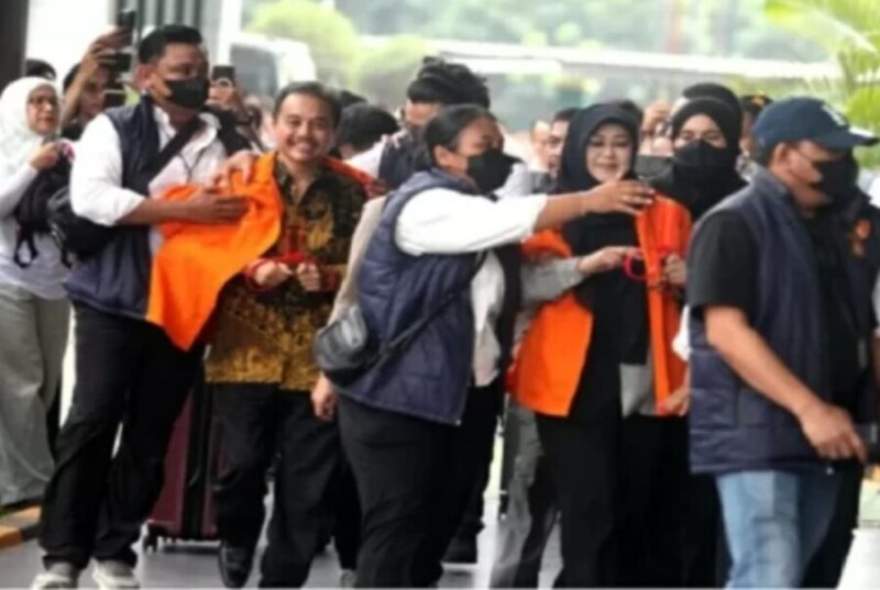 Roy Suryo tertawa riang setelah bersama dokter Tifa mendapat penangguhan penahanan dari Kejari Jakarta Selatan, Senin (22/6/2026). (Jennus)