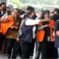 Roy Suryo tertawa riang setelah bersama dokter Tifa mendapat penangguhan penahanan dari Kejari Jakarta Selatan, Senin (22/6/2026). (Jennus)