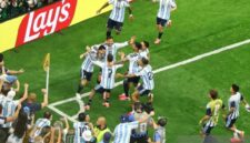 Lionel Messi bersama rekan setim merayakan gol kemenangan Argentina atas Austria pada laga kedua Grup J Piala Dunia 2026 di Stadion Dallas, Arlington, Amerika Serikat, Selasa (23/6/2026) dini hari WIB. (Reuters)