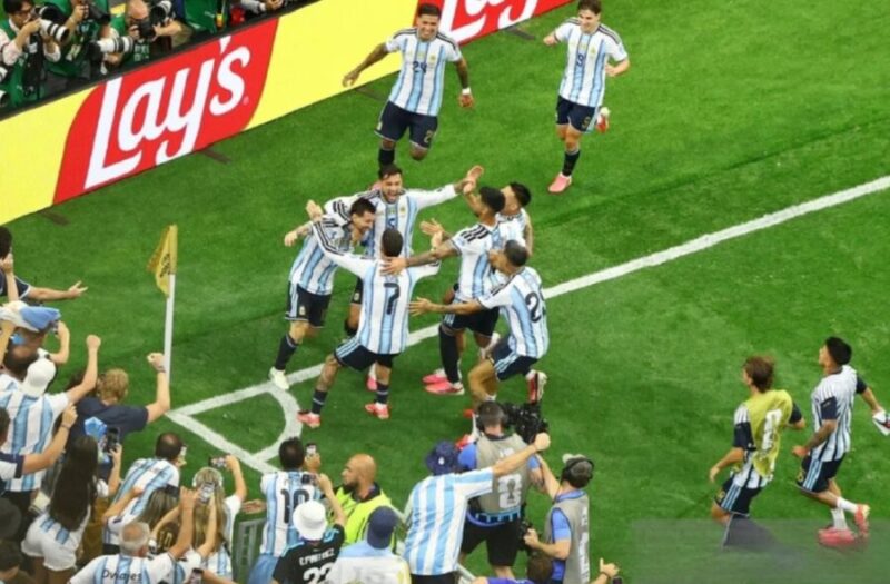 Lionel Messi bersama rekan setim merayakan gol kemenangan Argentina atas Austria pada laga kedua Grup J Piala Dunia 2026 di Stadion Dallas, Arlington, Amerika Serikat, Selasa (23/6/2026) dini hari WIB. (Reuters)