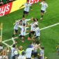 Lionel Messi bersama rekan setim merayakan gol kemenangan Argentina atas Austria pada laga kedua Grup J Piala Dunia 2026 di Stadion Dallas, Arlington, Amerika Serikat, Selasa (23/6/2026) dini hari WIB. (Reuters)