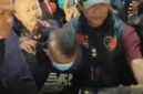 Taufik Hidayat (di tengah mengenakan masker) digiring petugas Polda Jabar usai ditangkap di daerah Majalaya, Selasa (23/6/2026). (Jennus)