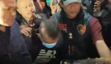 Taufik Hidayat (di tengah mengenakan masker) digiring petugas Polda Jabar usai ditangkap di daerah Majalaya, Selasa (23/6/2026). (Jennus)