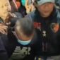 Taufik Hidayat (di tengah mengenakan masker) digiring petugas Polda Jabar usai ditangkap di daerah Majalaya, Selasa (23/6/2026). (Jennus)