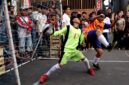 Foto yang diambil Kantor Berita Xinhua pada 21 Juni 2026, memperlihatkan keseruan pertandingan antardua kesebelasan anak-anak dalam turnamen sepak bola di ruang publik di Jalan Sawah Lio, Kecamatan Tambora, Jakarta. (Jennus)