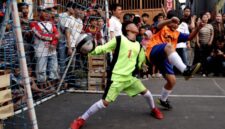 Foto yang diambil Kantor Berita Xinhua pada 21 Juni 2026, memperlihatkan keseruan pertandingan antardua kesebelasan anak-anak dalam turnamen sepak bola di ruang publik di Jalan Sawah Lio, Kecamatan Tambora, Jakarta. (Jennus)