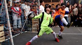 Foto yang diambil Kantor Berita Xinhua pada 21 Juni 2026, memperlihatkan keseruan pertandingan antardua kesebelasan anak-anak dalam turnamen sepak bola di ruang publik di Jalan Sawah Lio, Kecamatan Tambora, Jakarta. (Jennus)