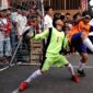 Foto yang diambil Kantor Berita Xinhua pada 21 Juni 2026, memperlihatkan keseruan pertandingan antardua kesebelasan anak-anak dalam turnamen sepak bola di ruang publik di Jalan Sawah Lio, Kecamatan Tambora, Jakarta. (Jennus)