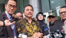 Roy Suryo dan dokter Tifa didampingi pengacara keduanya memberikan keterangan di Jakarta, Senin (22/6/2026). (Jennus)