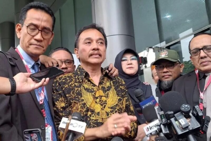 Roy Suryo dan dokter Tifa didampingi pengacara keduanya memberikan keterangan di Jakarta, Senin (22/6/2026). (Jennus)