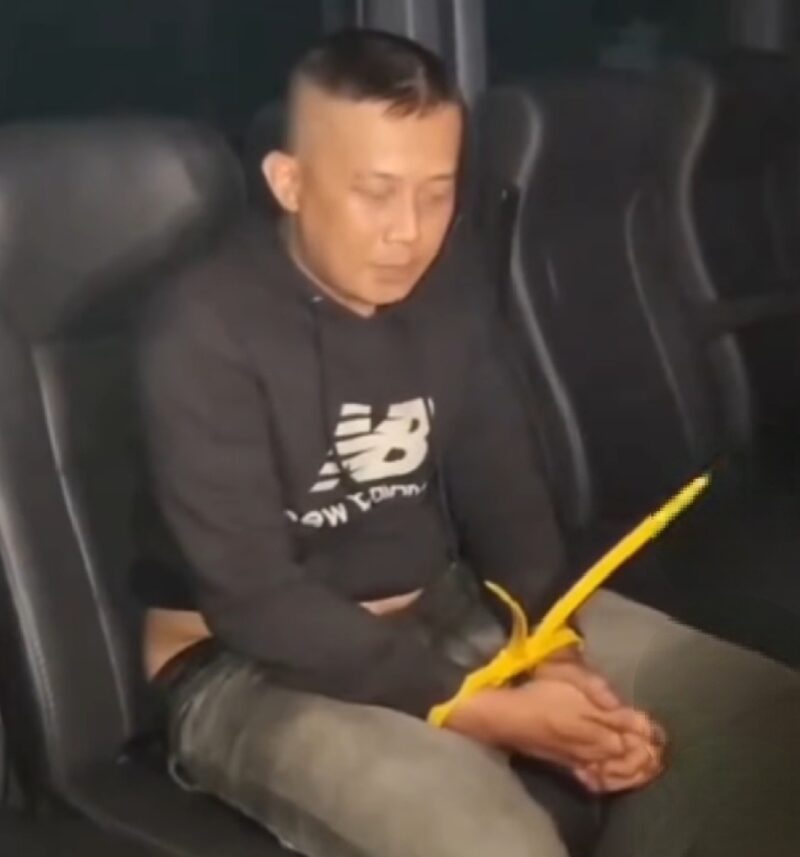 Tersangka penyekapan dan penganiayaan wanita selamabtiga tahun, Taufik Hidayat, setelah penangkapan oleh tim Polda Metro Jabar, Rabu (24/6/2026) pagi. (Jennus)