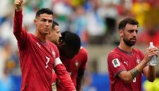 Cristiano Ronaldo merivalkan tangan ke penonton usai kemenangan besar Portugal atas Uzbekistan dalam pertandingan grup Piala Dunia 2026. (Anadolu/Hakan Zakun)