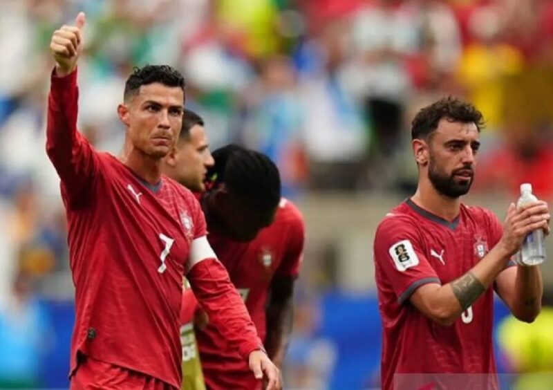Cristiano Ronaldo merivalkan tangan ke penonton usai kemenangan besar Portugal atas Uzbekistan dalam pertandingan grup Piala Dunia 2026. (Anadolu/Hakan Zakun)