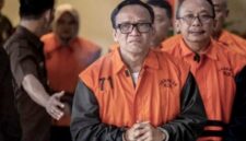 Mantan Wakil Menteri Ketenagakerjaan Immanuel Ebenezer Gerungan bersama 10 terpidana lain dalam perkara dugaan pemerasan pengurusan sertifikat keselamatan dan kesehatan kerja (K3) diangkut ke Lapas Sukamiskin. (Jennus)